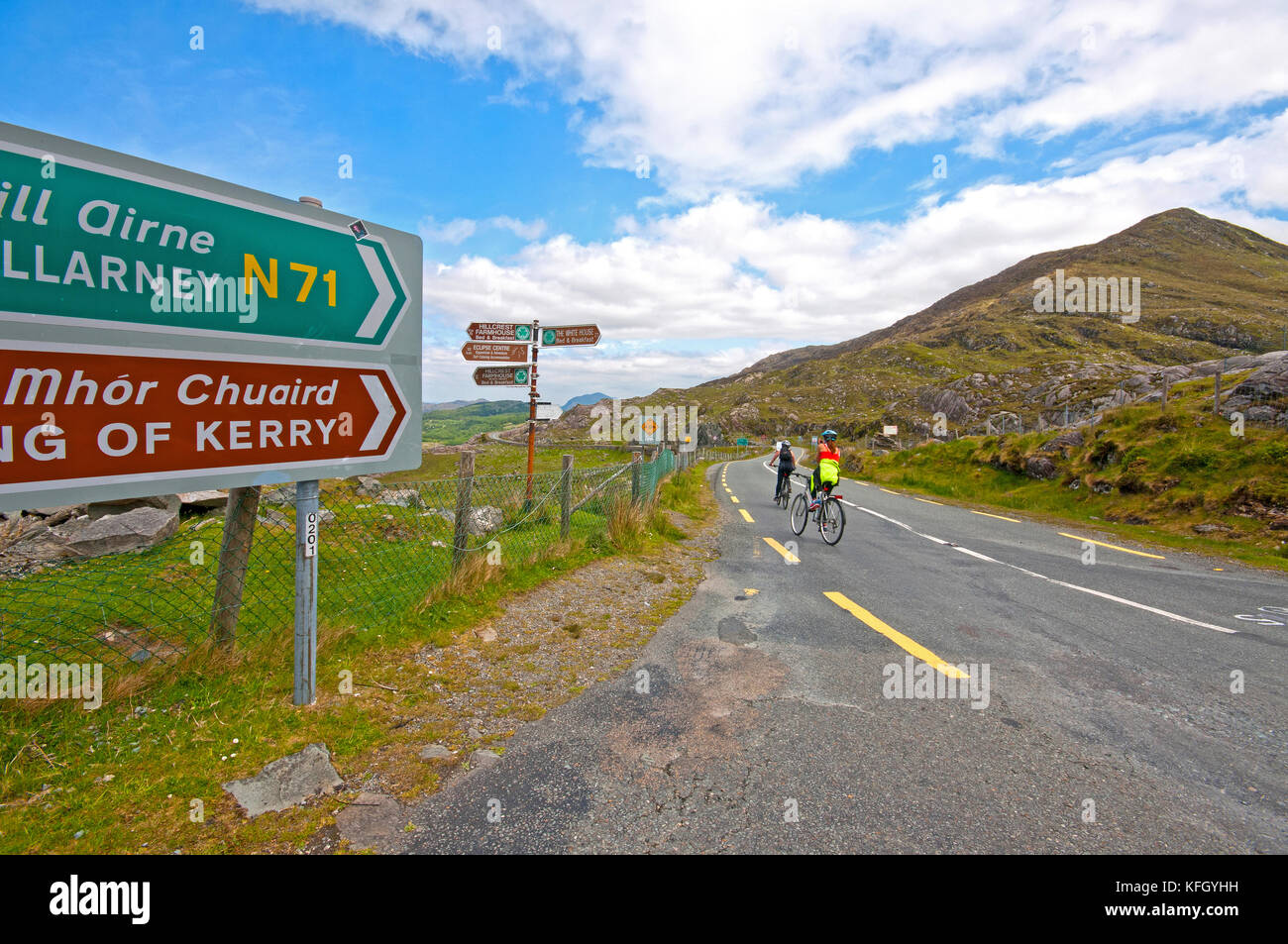 Donne mountain bike a moll il Gap, Ring of Kerry County Kerry, Irlanda Foto Stock