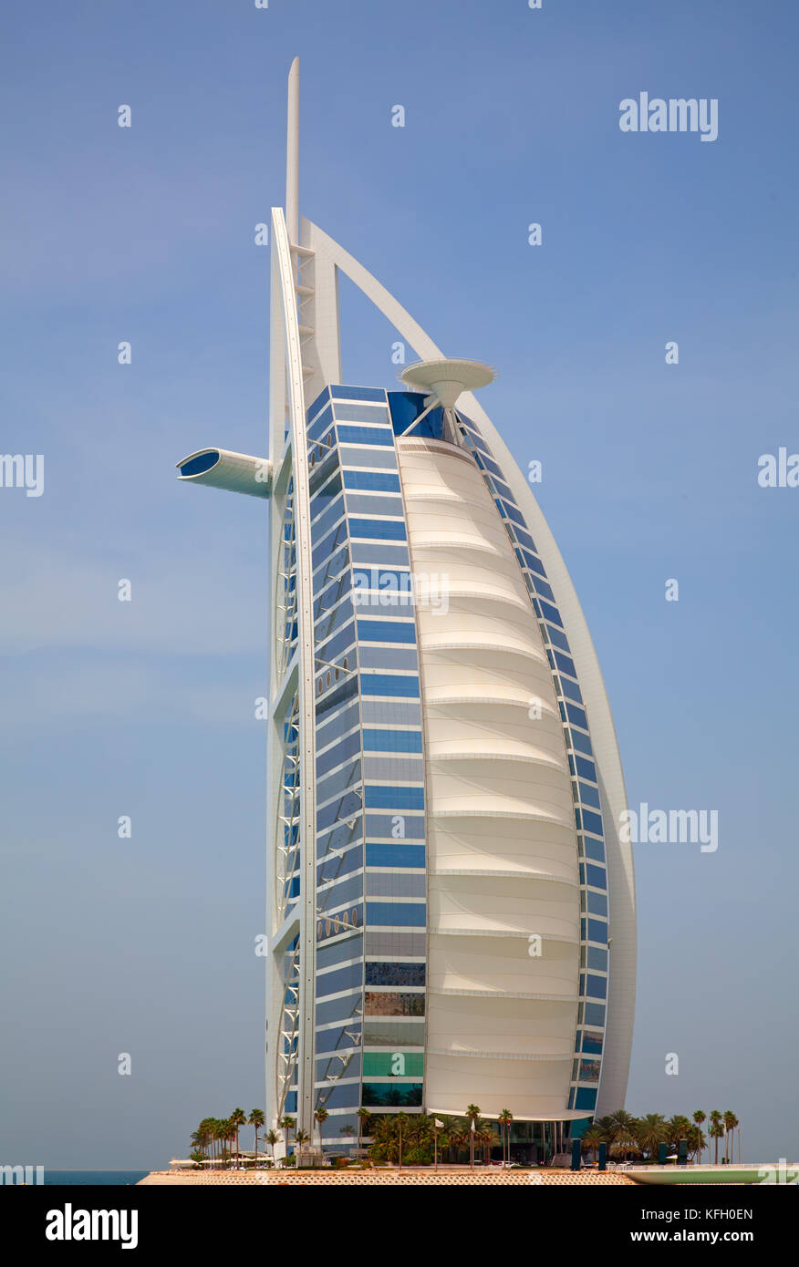 Dubai, Emirati Arabi Uniti - 27 aprile: il grand a forma di vela burj al arab hotel preso aprile 27, 2014 in Dubai. L'hotel è classificato come uno dei più lussuosi in th Foto Stock