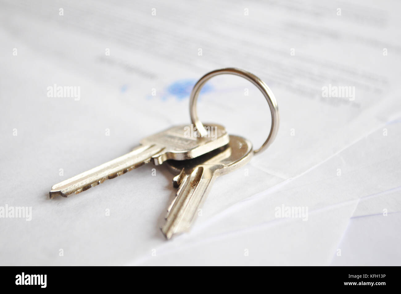 Il contratto di noleggio. Le chiavi su documenti. Il concetto di proprietà. Foto Stock