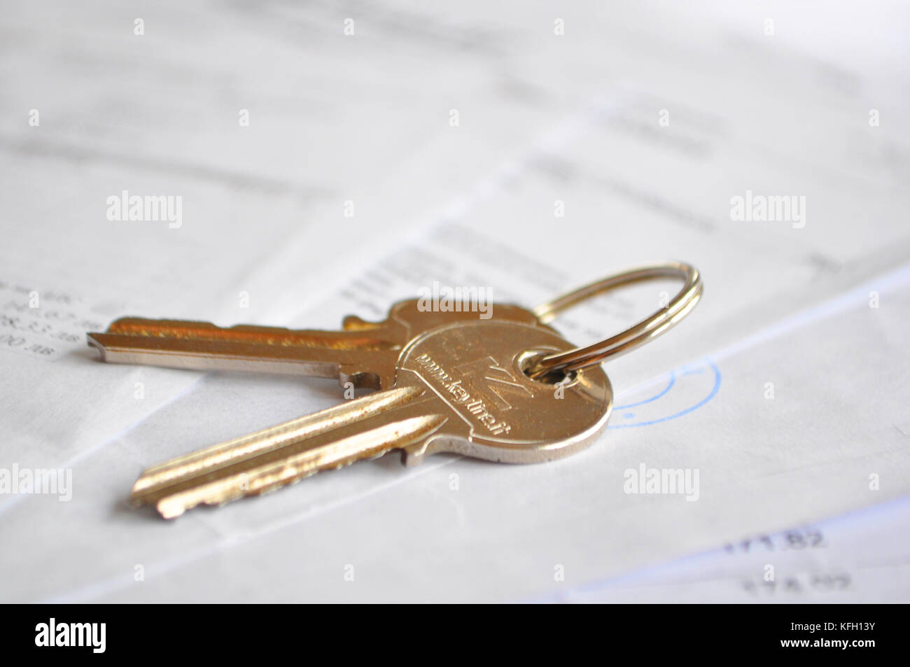 Il contratto di noleggio. Le chiavi su documenti. Il concetto di proprietà. Foto Stock