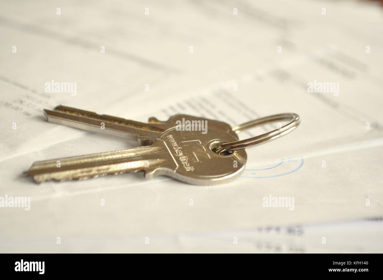 Il contratto di noleggio. Le chiavi su documenti. Il concetto di proprietà. Foto Stock