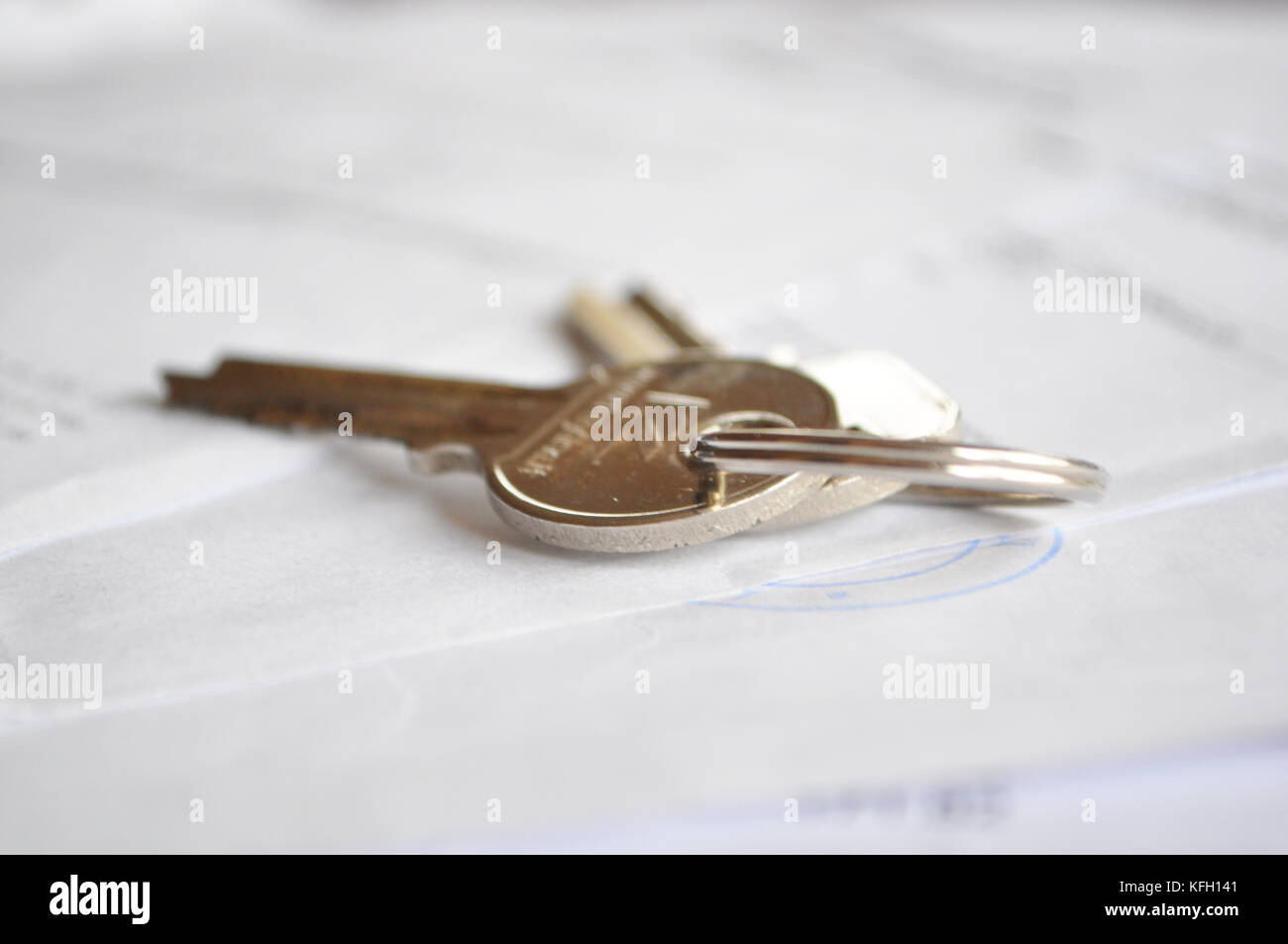 Il contratto di noleggio. Le chiavi su documenti. Il concetto di proprietà. Foto Stock