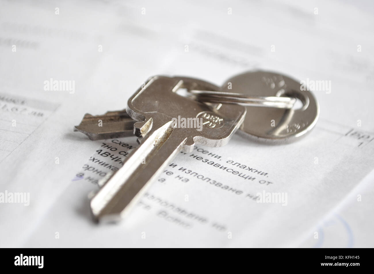 Il contratto di noleggio. Le chiavi su documenti. Il concetto di proprietà. Foto Stock