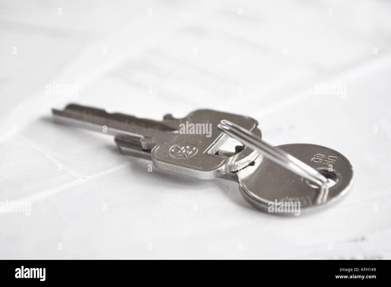 Il contratto di noleggio. Le chiavi su documenti. Il concetto di proprietà. Foto Stock