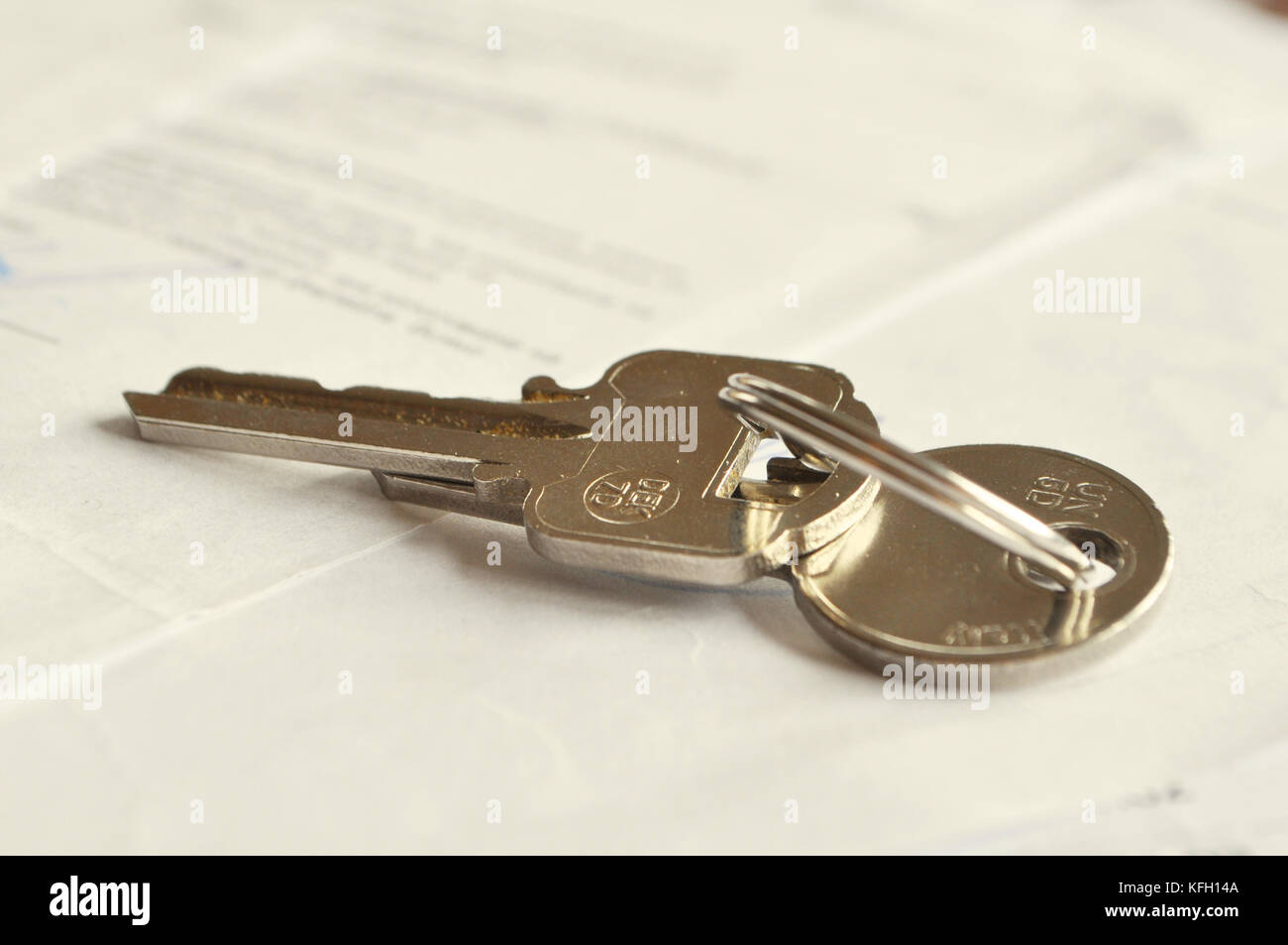 Il contratto di noleggio. Le chiavi su documenti. Il concetto di proprietà. Foto Stock