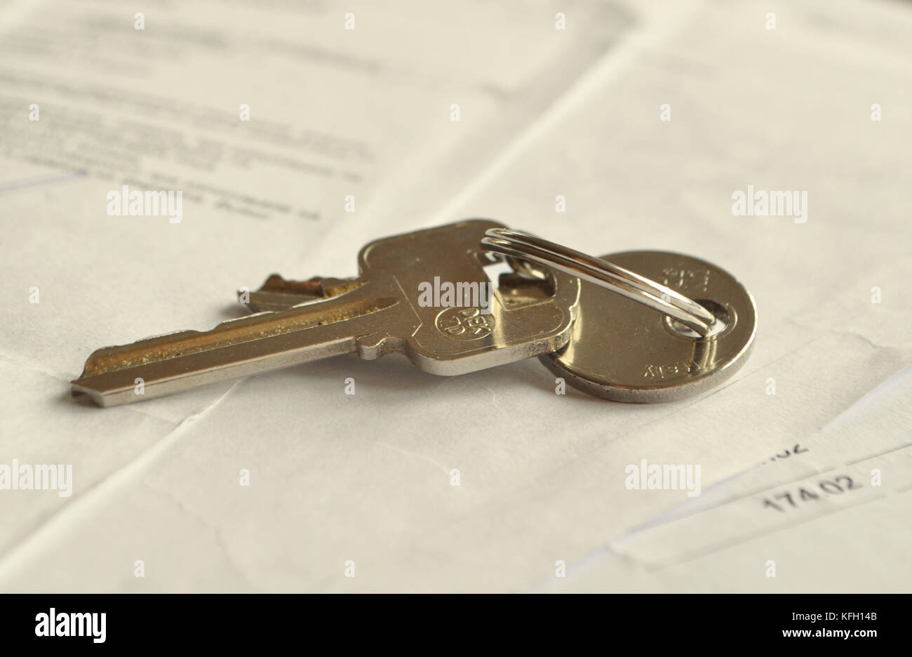 Il contratto di noleggio. Le chiavi su documenti. Il concetto di proprietà. Foto Stock