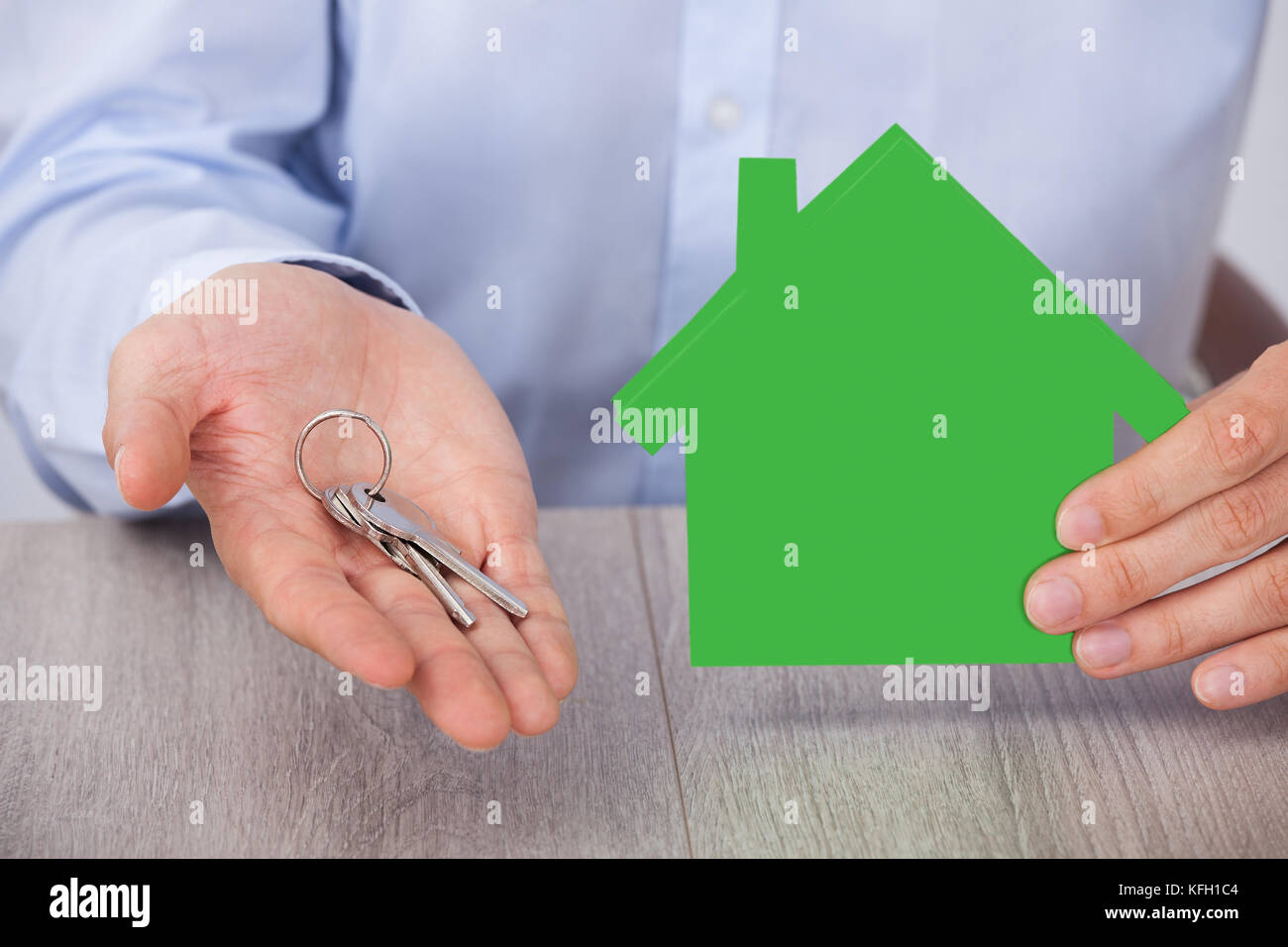 Sezione mediana di imprenditore con chiave e green house modello Foto Stock