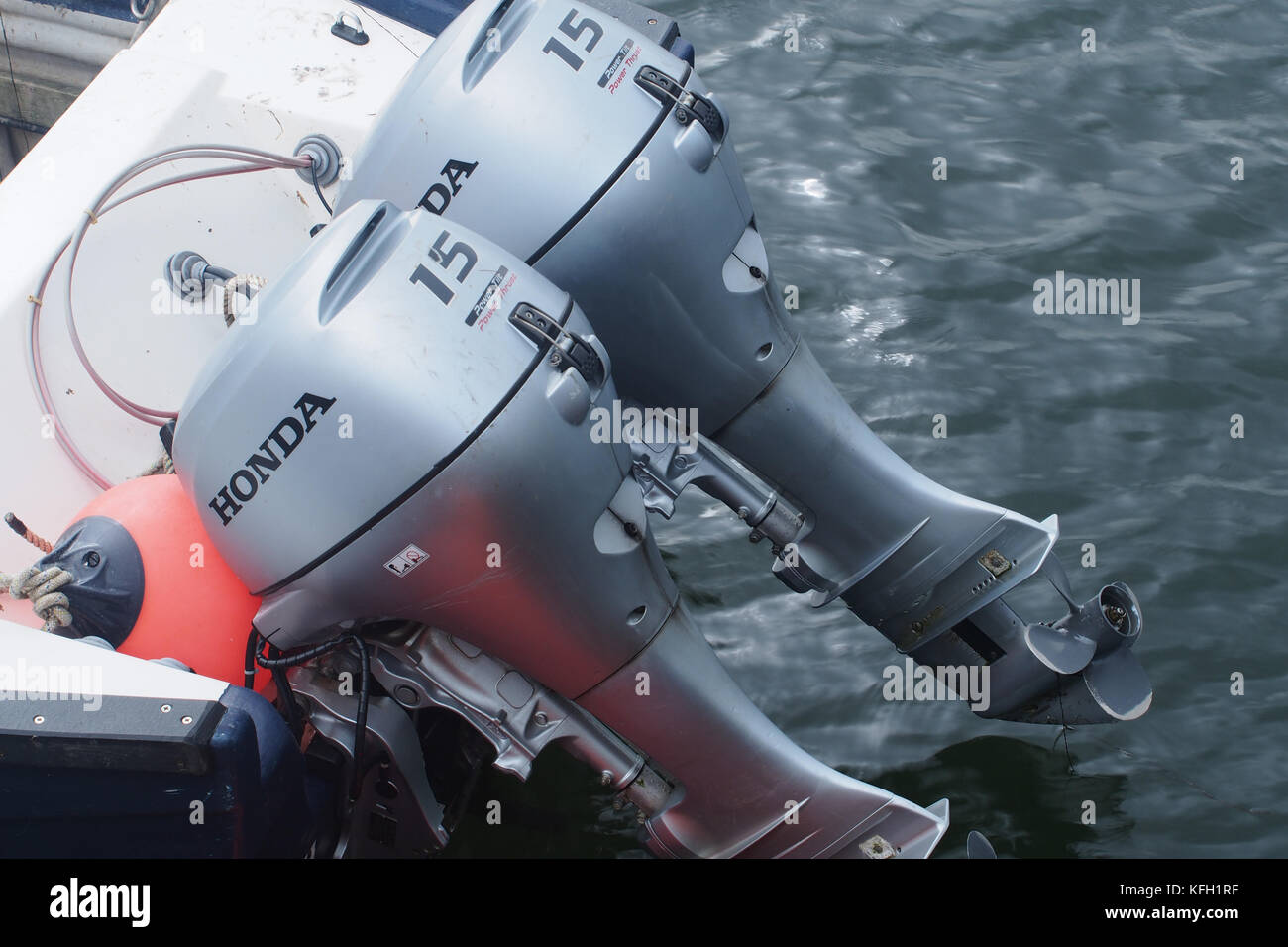 Due motori fuoribordo Honda 15 sul retro di a. barca Foto Stock