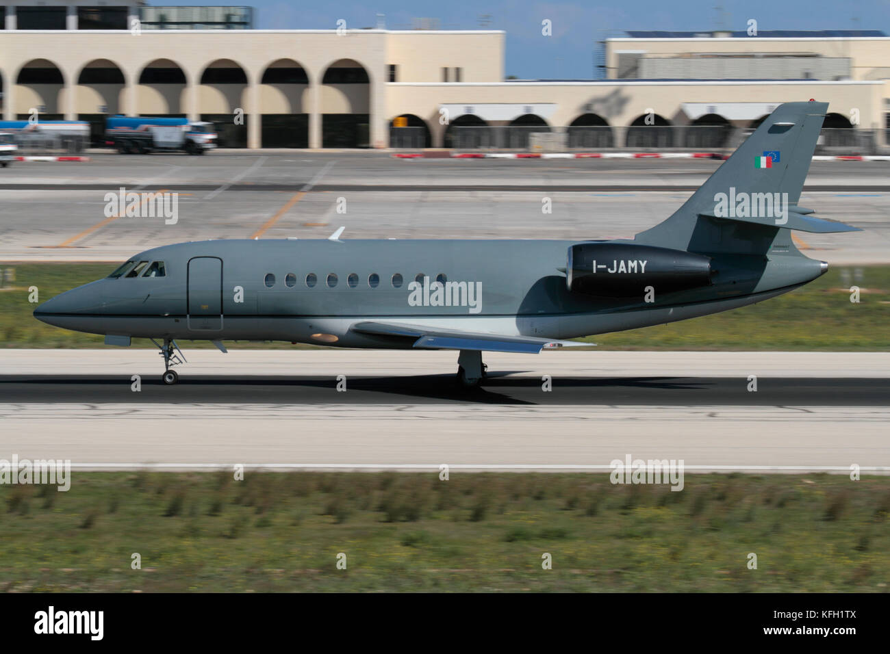 Dassault Falcon 2000 business jet azionato da Sirio SpA sulla pista dell'Aeroporto Internazionale di Malta Foto Stock