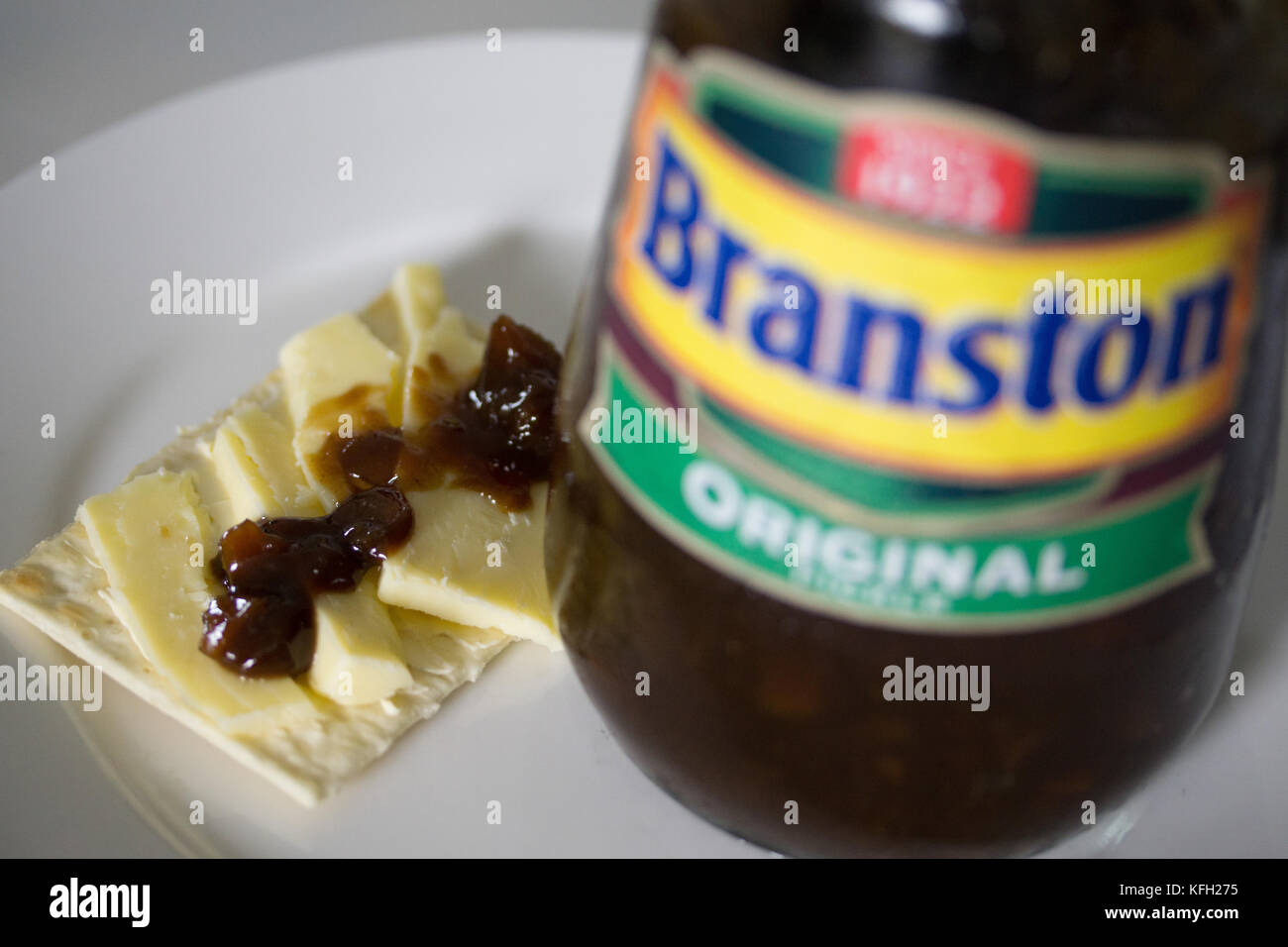 Un vasetto di originale Branston Pickle,con un formaggio cracker dal suo lato con la salamoia sulla parte superiore. Foto Stock