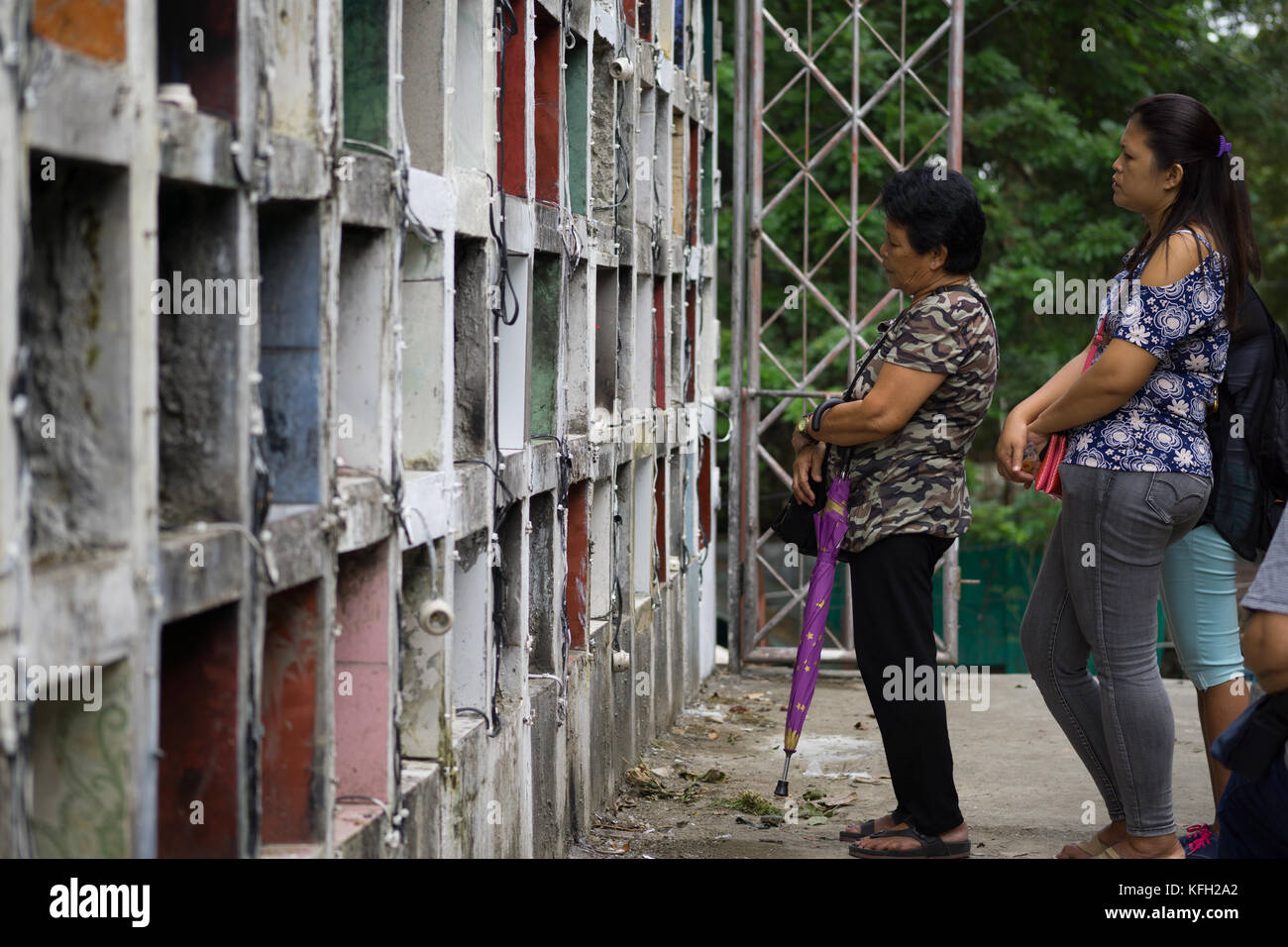 Una famiglia filippina che paga rispetto ai parenti defunti prima di tutti i Santi, all Souls day, Cebu City, Filippine Foto Stock
