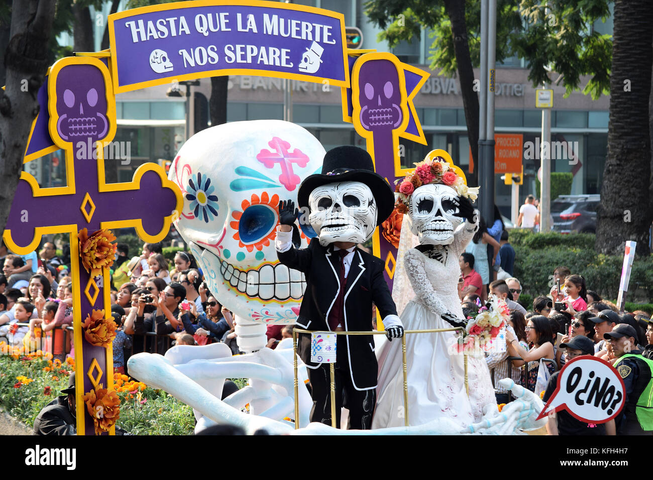 Parata del Giorno dei Morti.con due temi principali, messicani goduto di un periodo di cinque chilometri di tour per celebrare la vita e ricorda la morte Foto Stock
