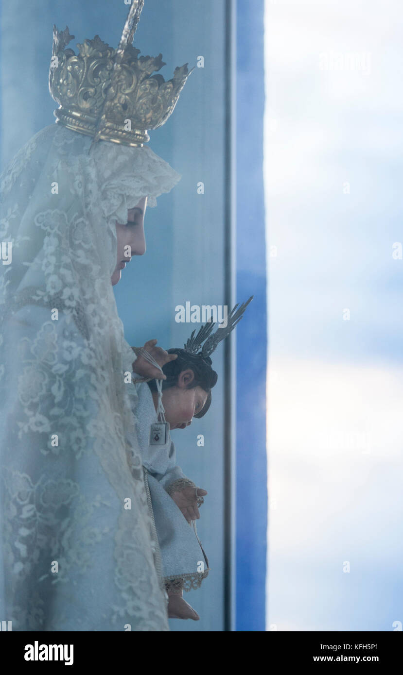 La Virgen del Carmen e il Bambino Gesù a Puerto deportivo la Virgen del Carmen. Marbella, Malaga, Andalusia, Spagna. Foto Stock