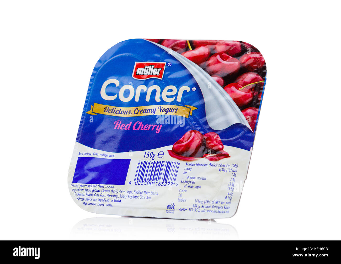 LONDRA, Regno Unito - 27 OTTOBRE 2017: Yogurt Muller Corner con ciliegia su sfondo bianco. Foto Stock