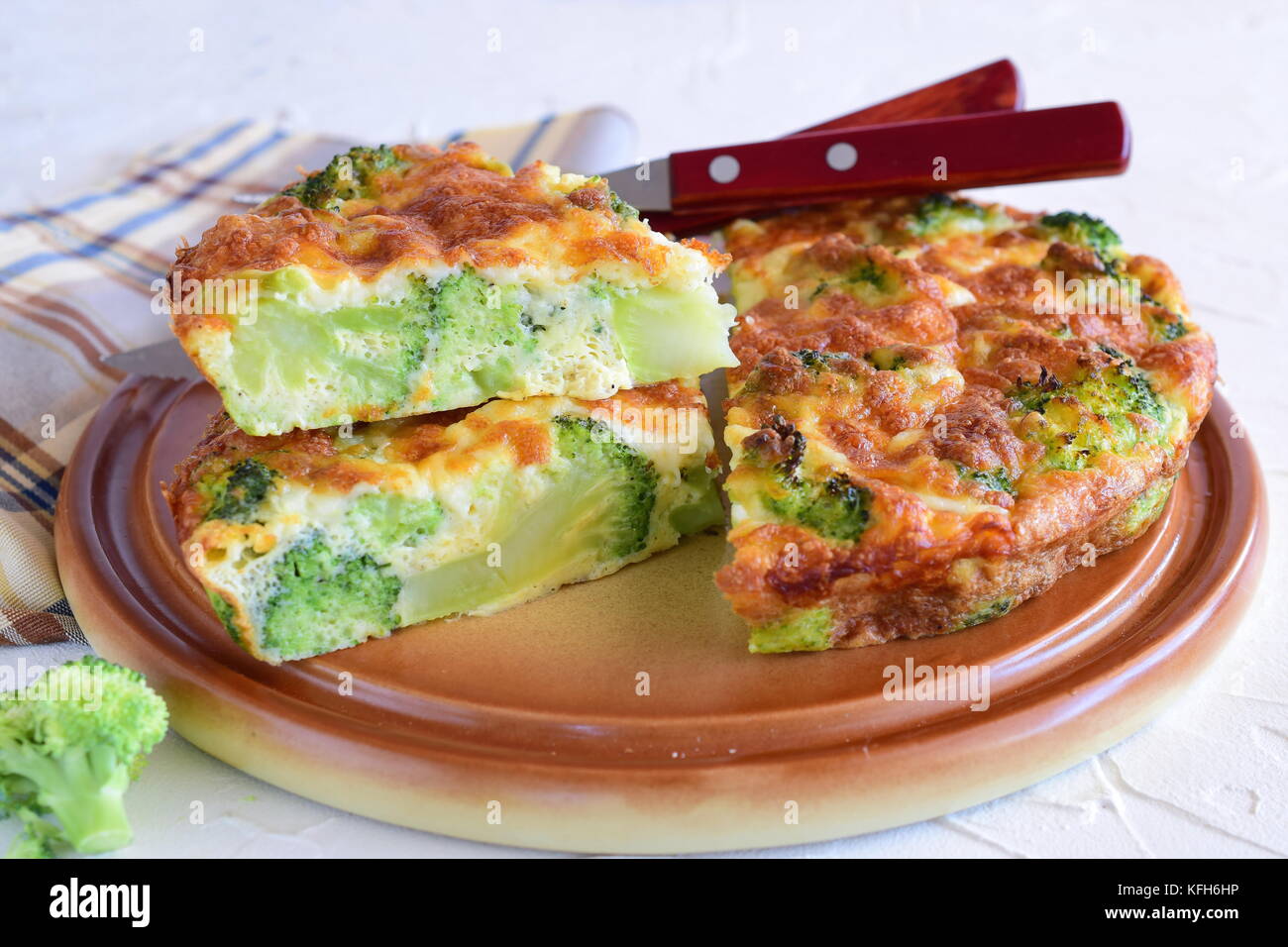 Torta di broccoli su un marrone piastra ceramica. Il mangiare sano concetto. Foto Stock