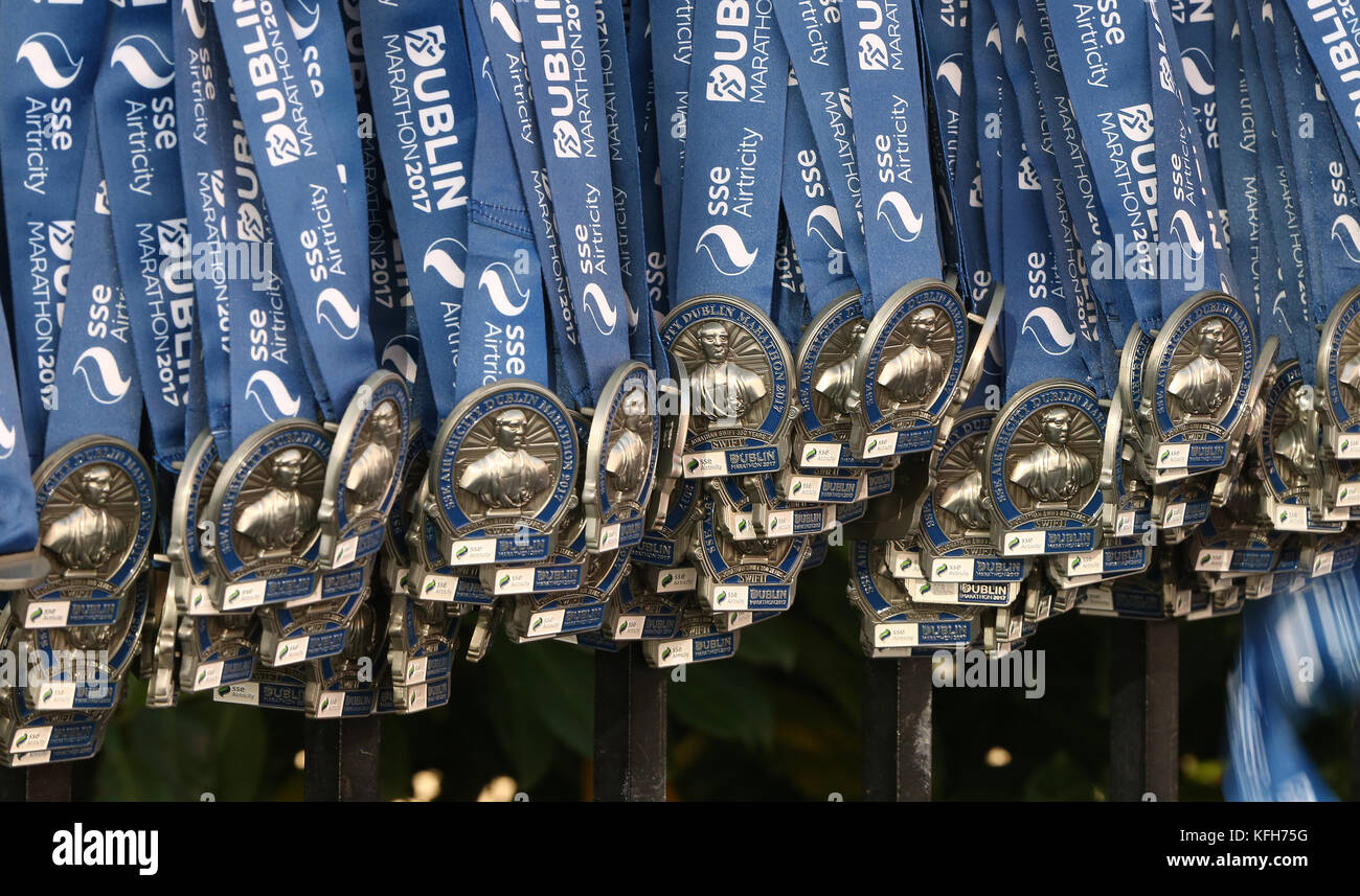 Una visione generale delle medaglie dei finitori alla maratona SSE Airtricity di Dublino. Foto Stock