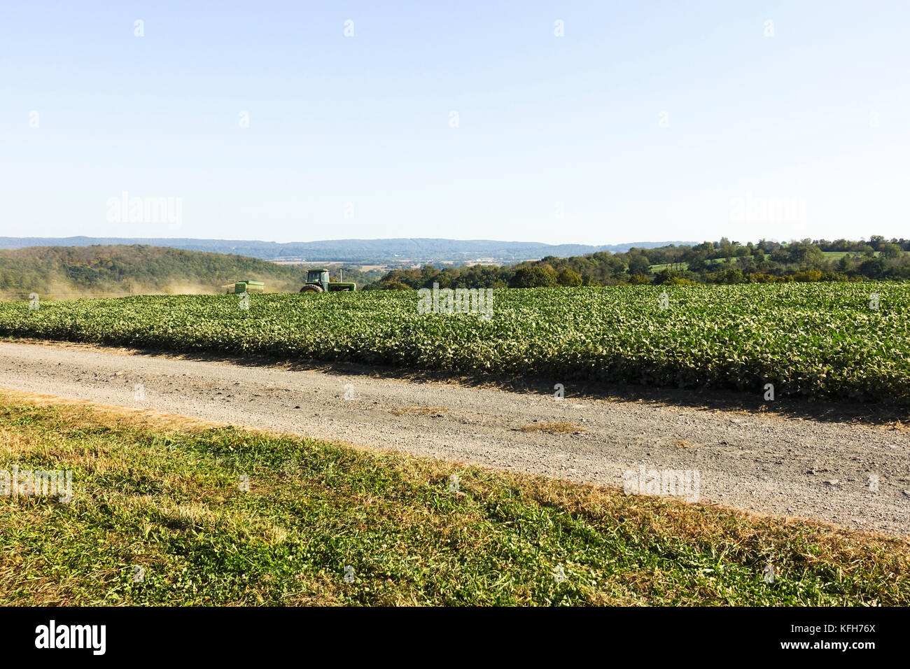 Contadino con il trattore al lavoro della terra, Pennsylvania, Stati Uniti. Foto Stock