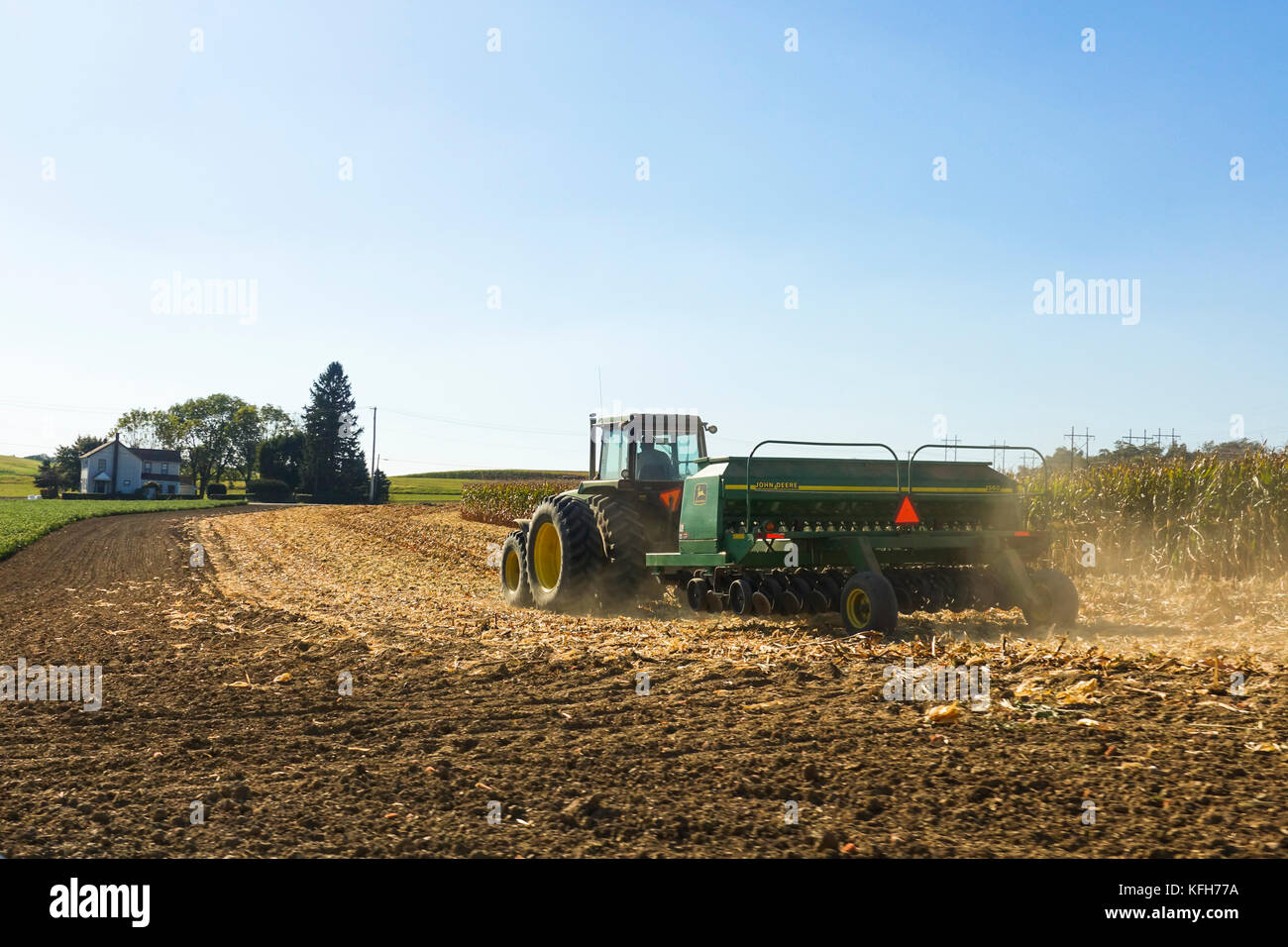 Contadino con il trattore con il trapano, macchine per la lavorazione del terreno, Pennsylvania, Stati Uniti. Foto Stock