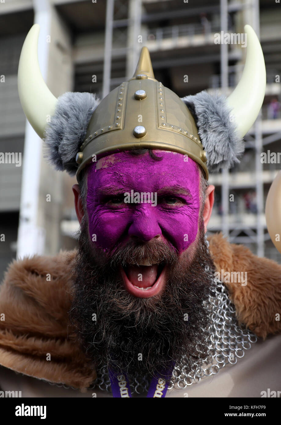 Un fan di Minnesota Vikings mostra il suo sostegno per la sua squadra prima della partita NFL della International Series a Twickenham, Londra. Foto Stock