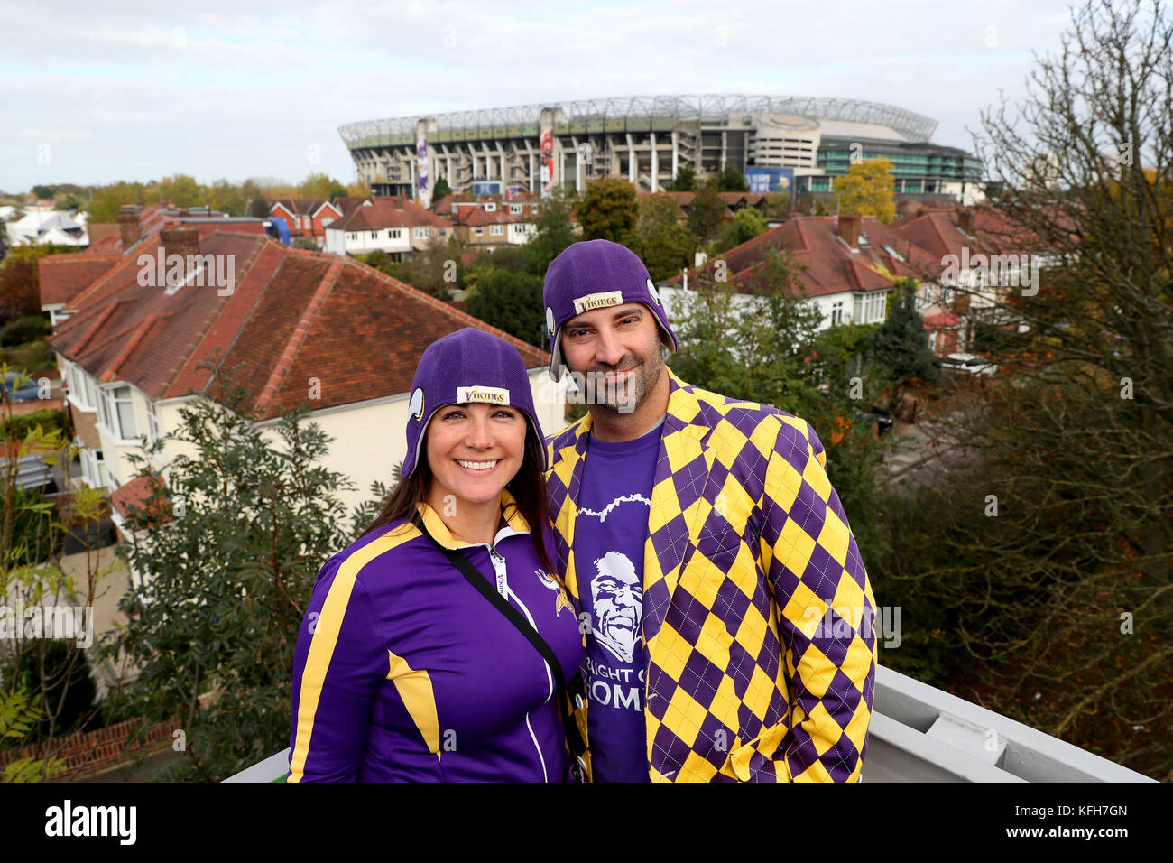 I fan dei Minnesota Vikings mostrano il loro sostegno per la loro squadra fuori dal campo prima della partita NFL della International Series a Twickenham, Londra. Foto Stock