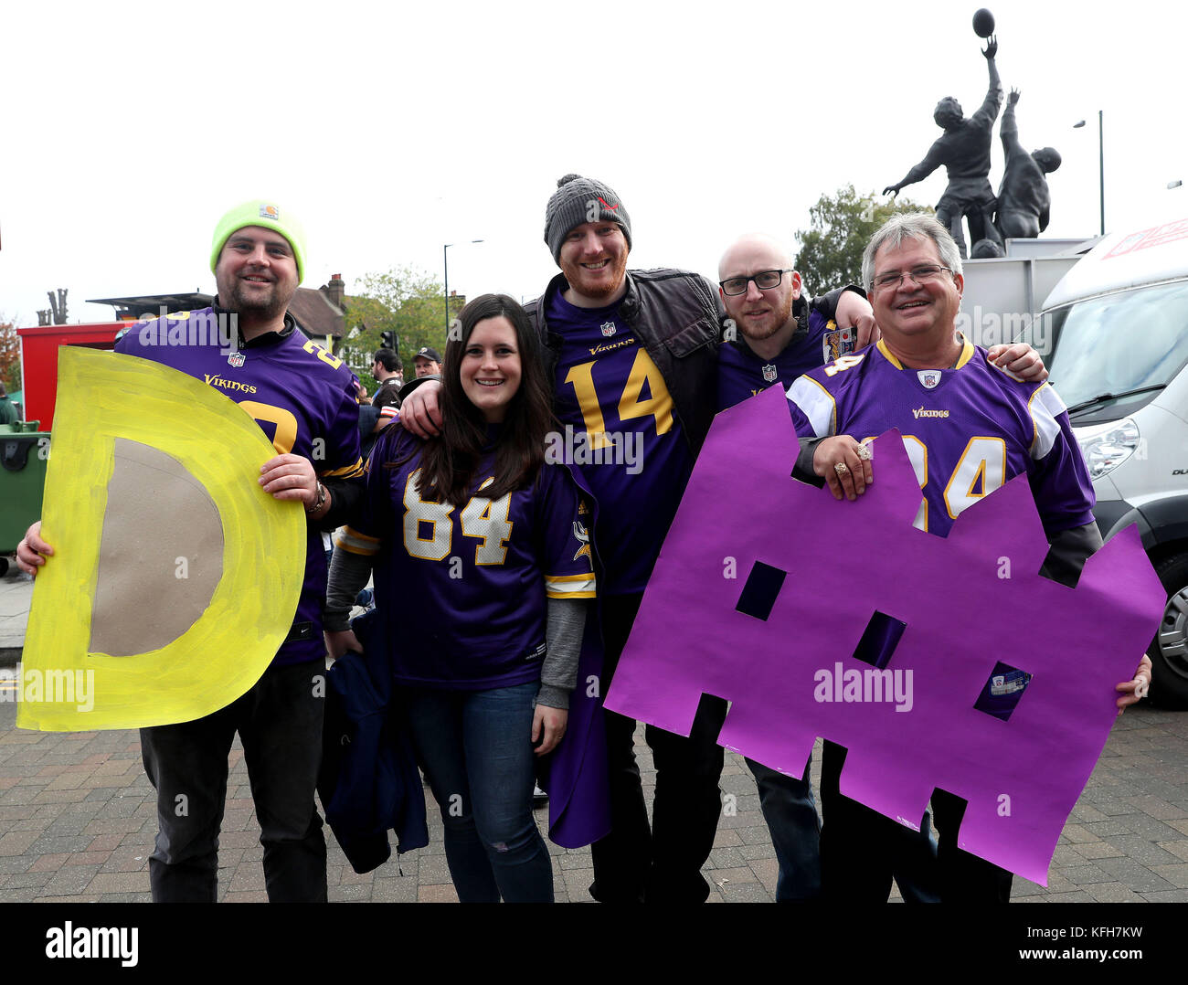 I tifosi dei Minnesota Vikings sostengono i segnali 'Defence' a sostegno della loro squadra prima della partita della International Series NFL a Twickenham, Londra. Foto Stock