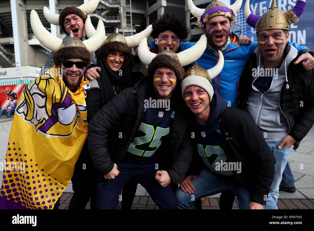 I fan dei Minnesota Vikings mostrano il loro sostegno per la squadra prima della partita NFL della International Series a Twickenham, Londra. Foto Stock