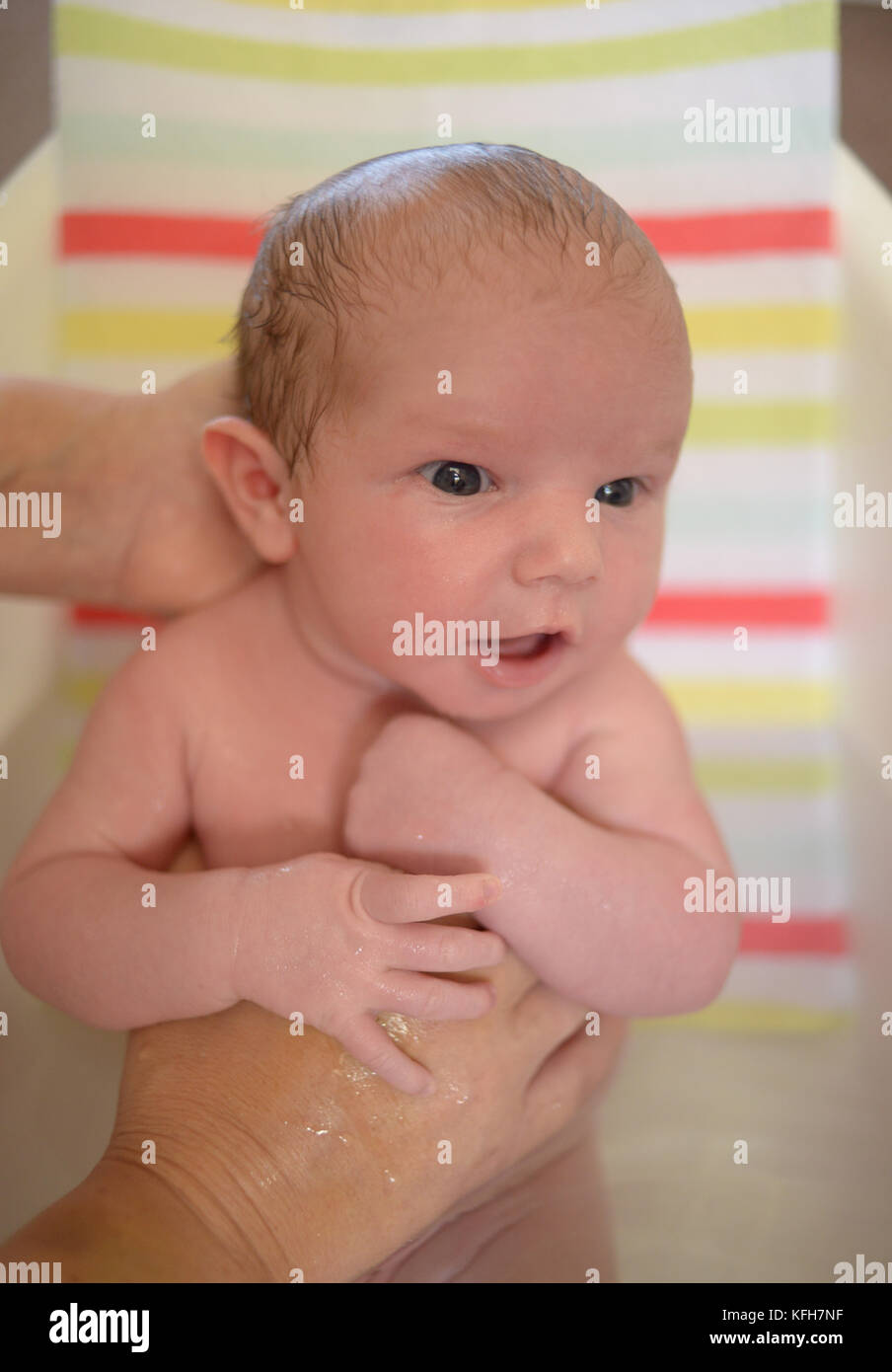 Neonato avente il suo primo bagno. Modello rilasciato Foto ... Neonato avente il suo primo bagno. Modello rilasciato Foto ...