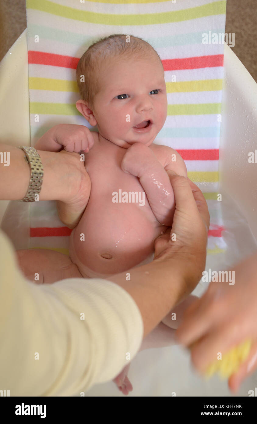 Neonato avente il suo primo bagno. Modello rilasciato Foto ... Neonato avente il suo primo bagno. Modello rilasciato Foto ...