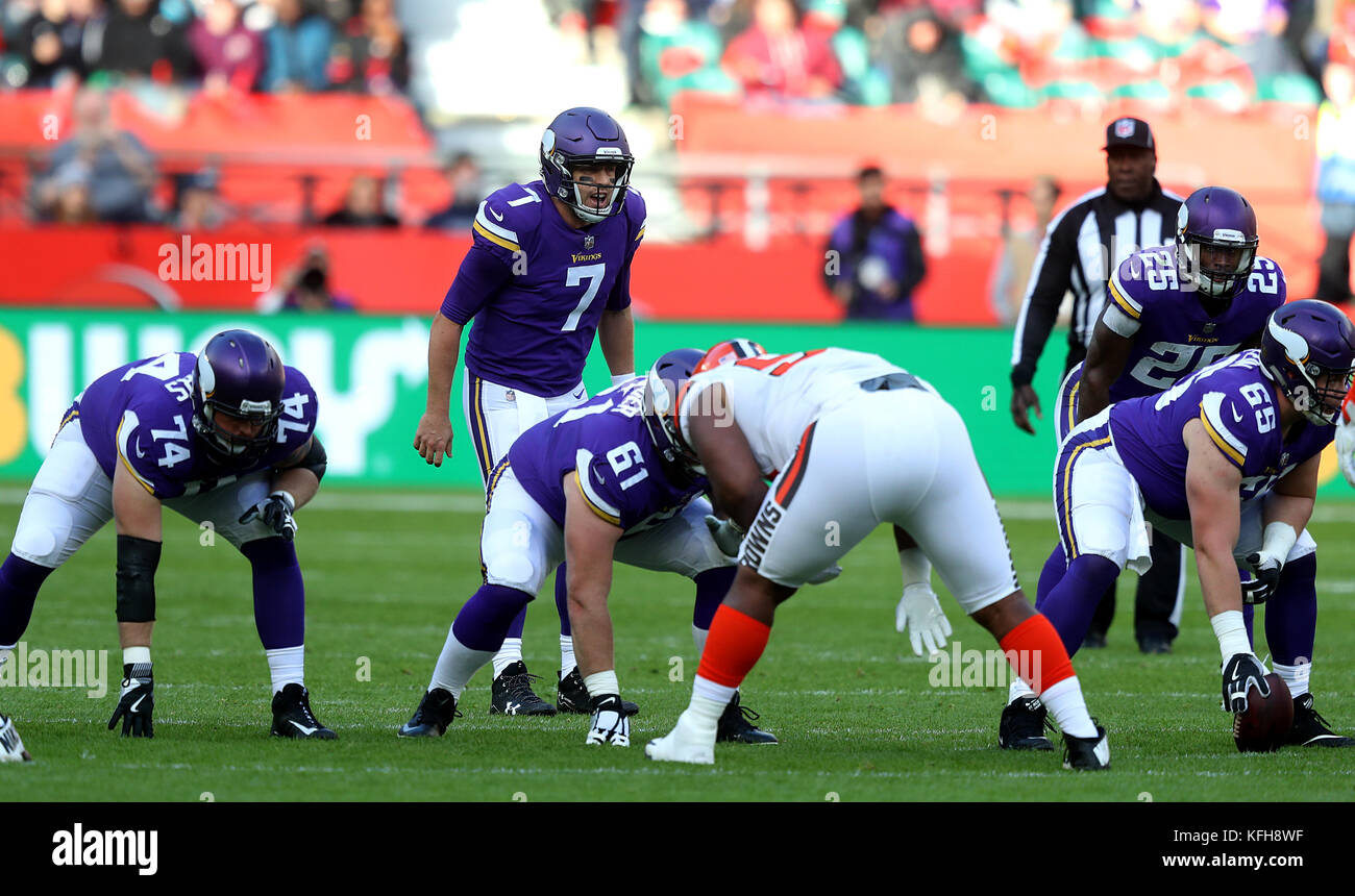 Minnesota Vikings' quarterback caso keenum (7) grida prima di uno scatto durante la serie internazionale di nfl corrispondono a Twickenham, Londra. Foto Stock