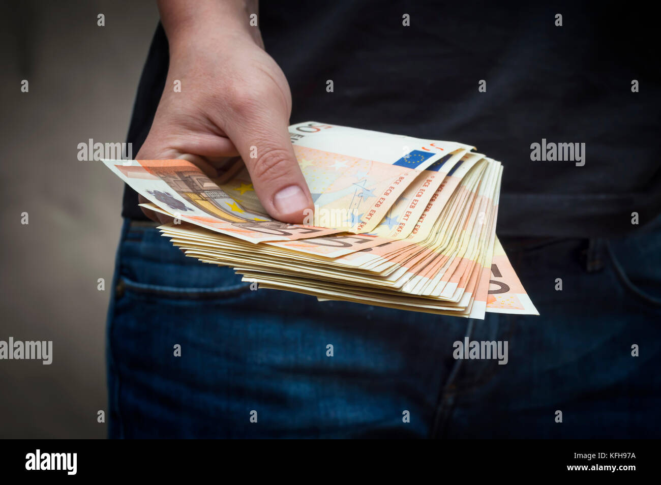 Mano che trattiene le banconote in euro. Concetto aziendale. Foto Stock