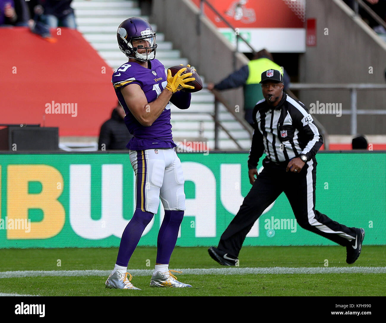 Adam Thielen dei Minnesota Vikings segna il primo touchdown della sua squadra durante la partita NFL della International Series a Twickenham, Londra. Foto Stock