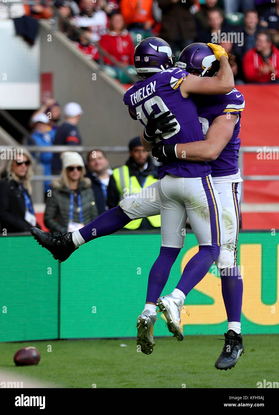 Adam Thielen (a sinistra) dei Minnesota Vikings celebra il primo touchdown della sua squadra con il compagno di squadra David Morgan II (a destra) durante la partita della International Series NFL a Twickenham, Londra. Foto Stock