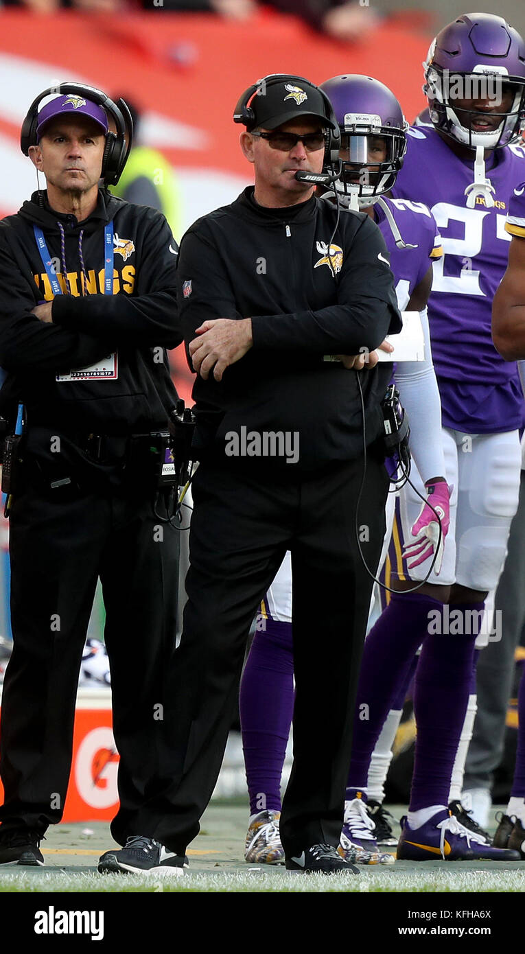 Minnesota Vikings' allenatore Mike zimmer (centro) durante la serie internazionale di nfl corrispondono a Twickenham, Londra. Foto Stock