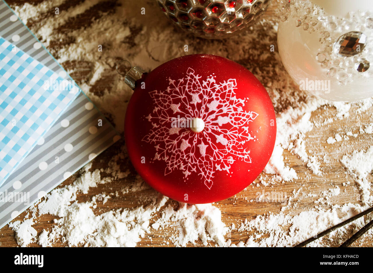 Natale Palle Di Vetro Su Uno Sfondo Di Neve Foto Stock Alamy