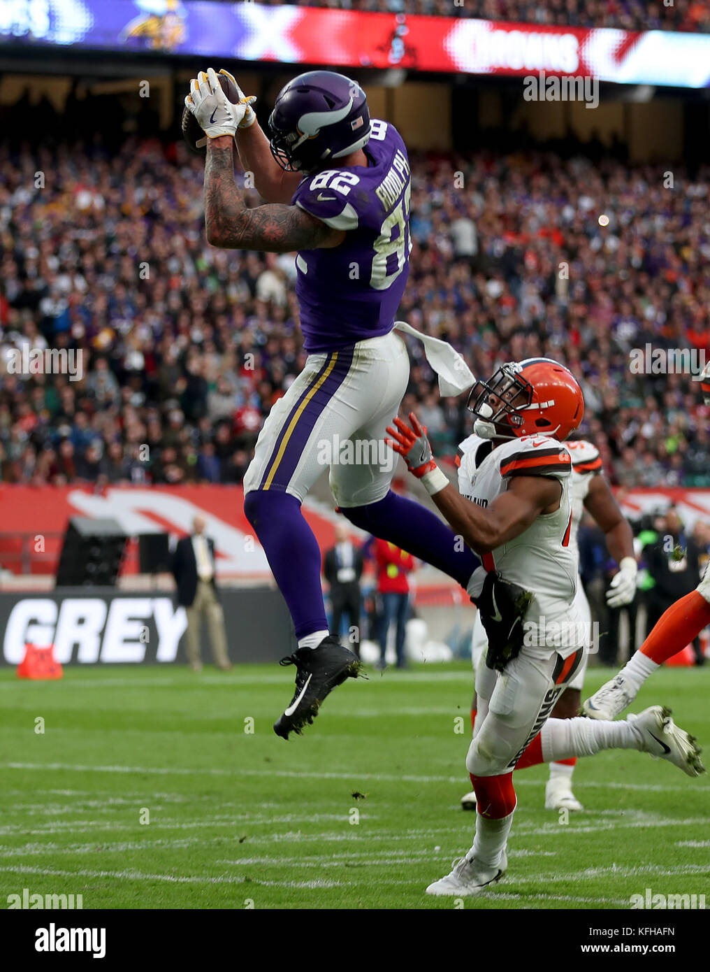 Il Minnesota Vikings' Kyle Rudolph prende la palla per un touchdown durante la partita NFL della International Series a Twickenham, Londra. Foto Stock