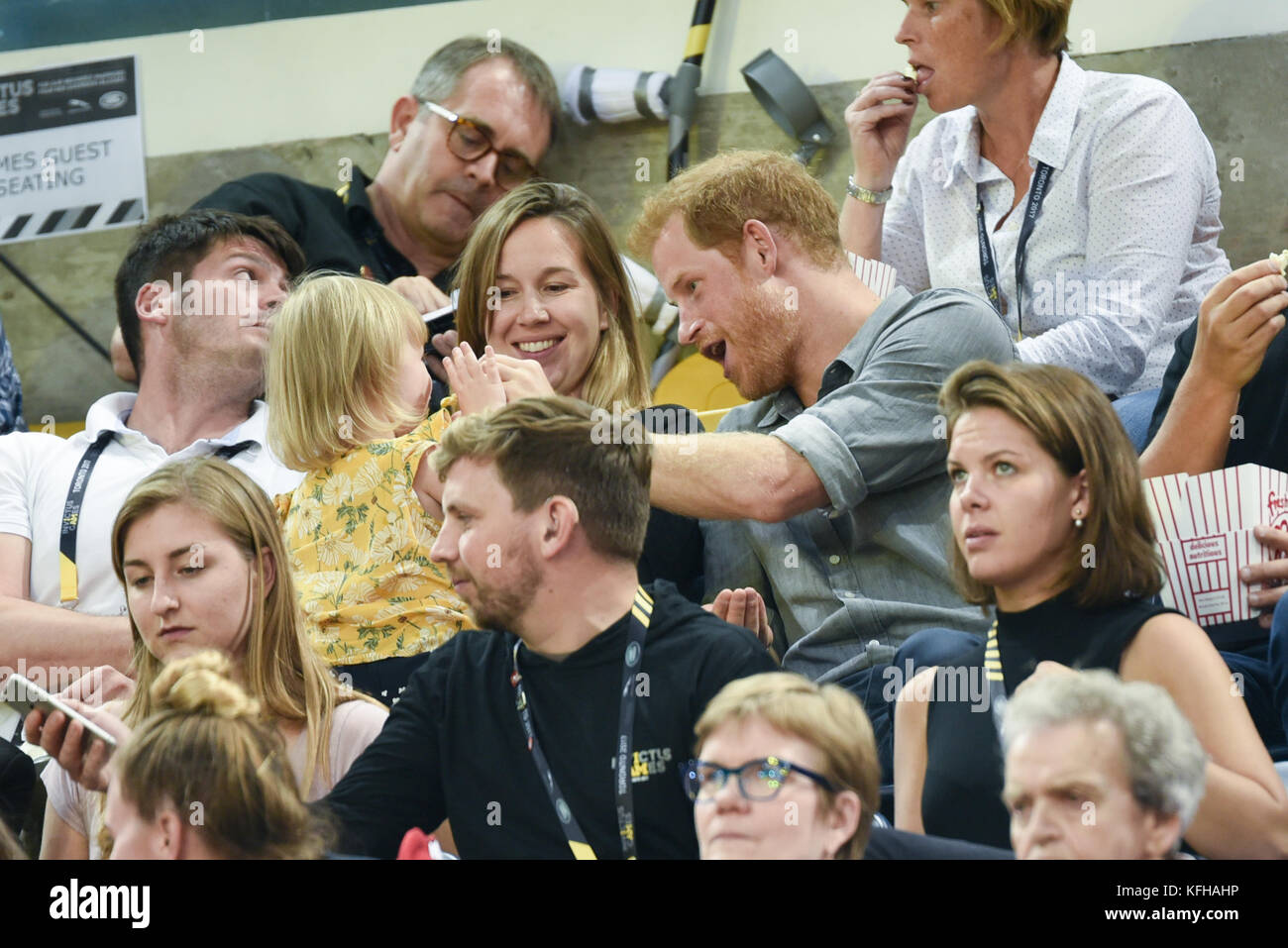 Prince Harry all'Invictus Games Toronto 2017 durante le partite di pallavolo sedute con: Prince Harry, Hayley Henson, Emily Henson dove: Toronto, Canada quando: 27 Set 2017 Credit: Jaime Espinoza/WENN.com Foto Stock