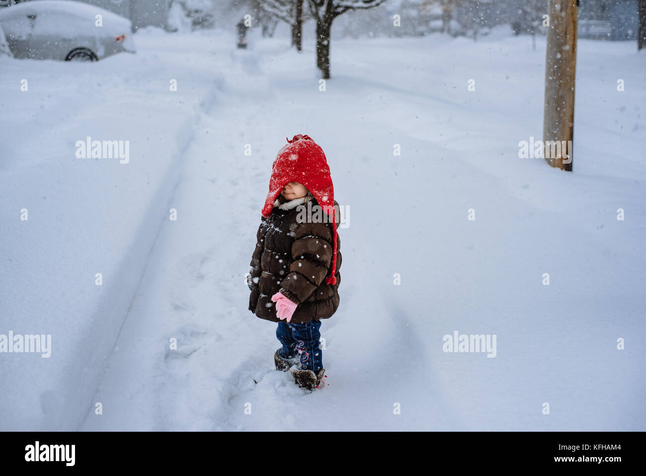 2-3 anno vecchio in piedi nella neve Foto Stock