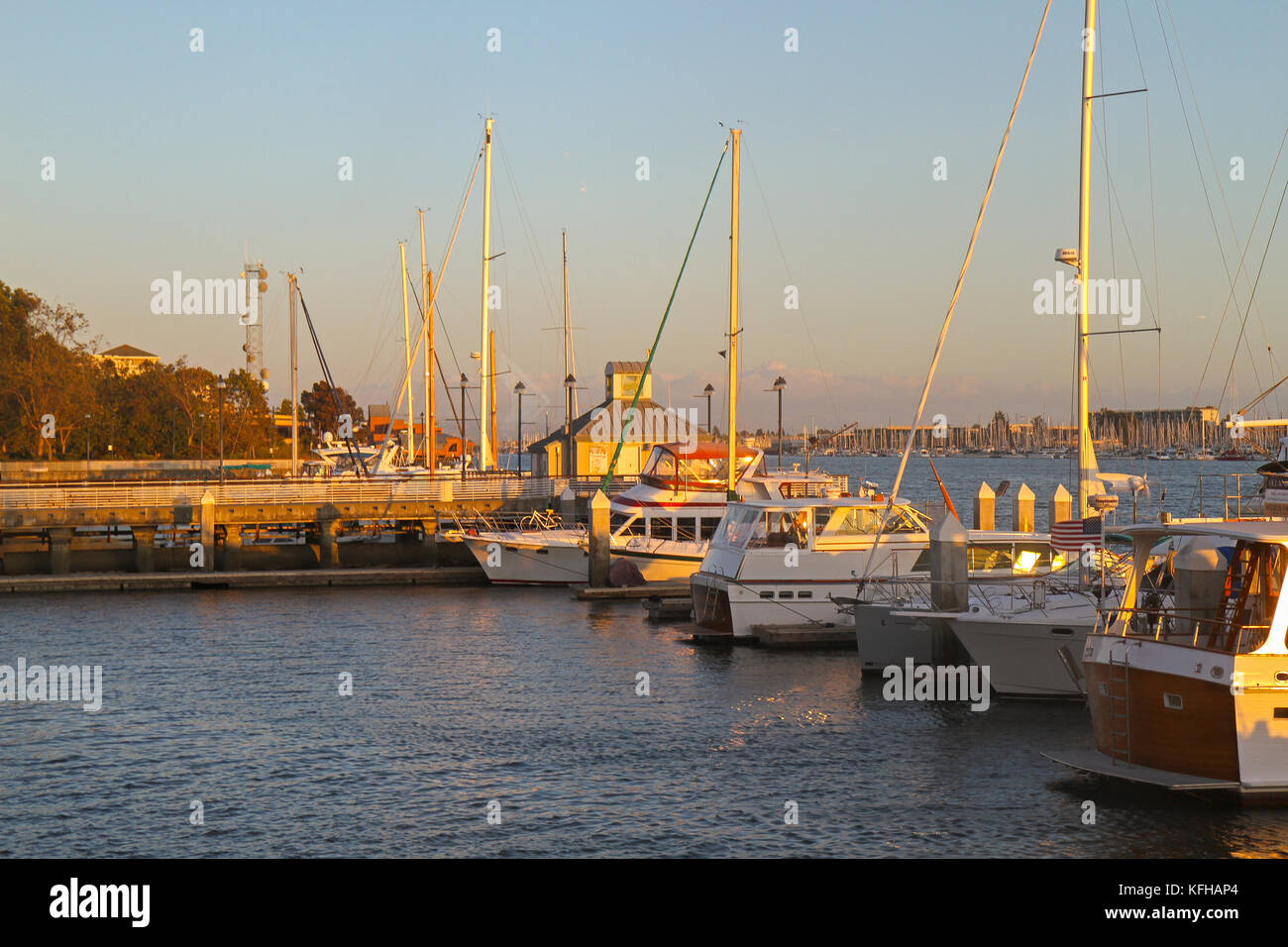 Vista al tramonto di barche vicino a Jack London Square di Oakland, California, Stati Uniti Foto Stock