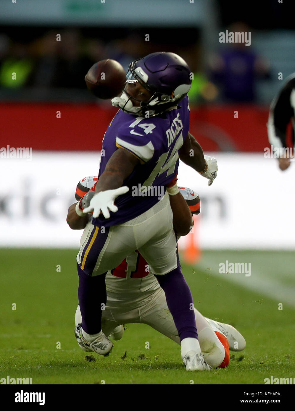 Stefon Diggs di Minnesota Vikings raggiunge il pallone durante la partita della International Series NFL a Twickenham, Londra. Foto Stock
