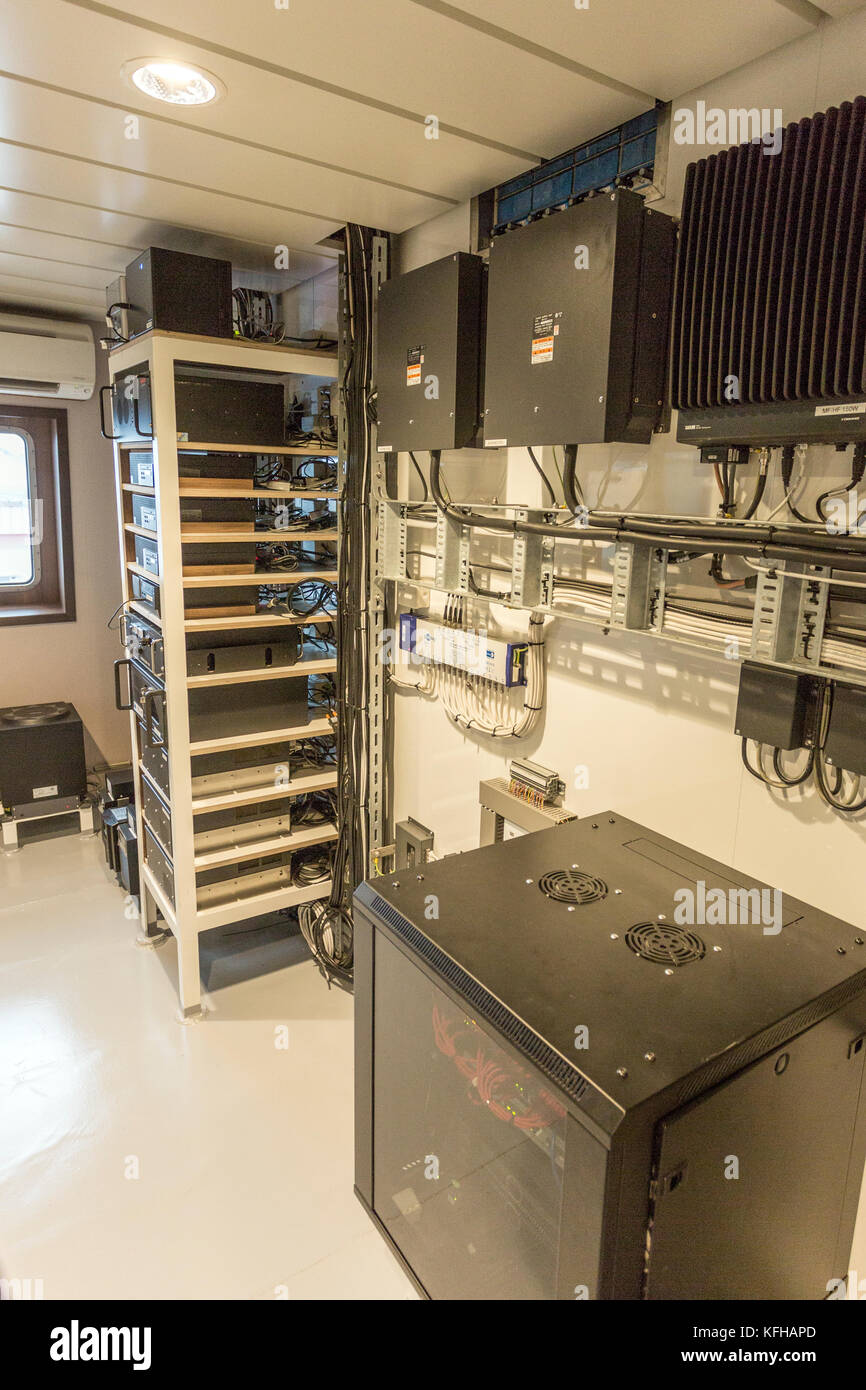 La sofisticata sala computer dei moderni pescherecci con reti da traino pelagiche 'grata' in Fraserburgh Harbour, Aberdeenshire, Scotland, Regno Unito Foto Stock