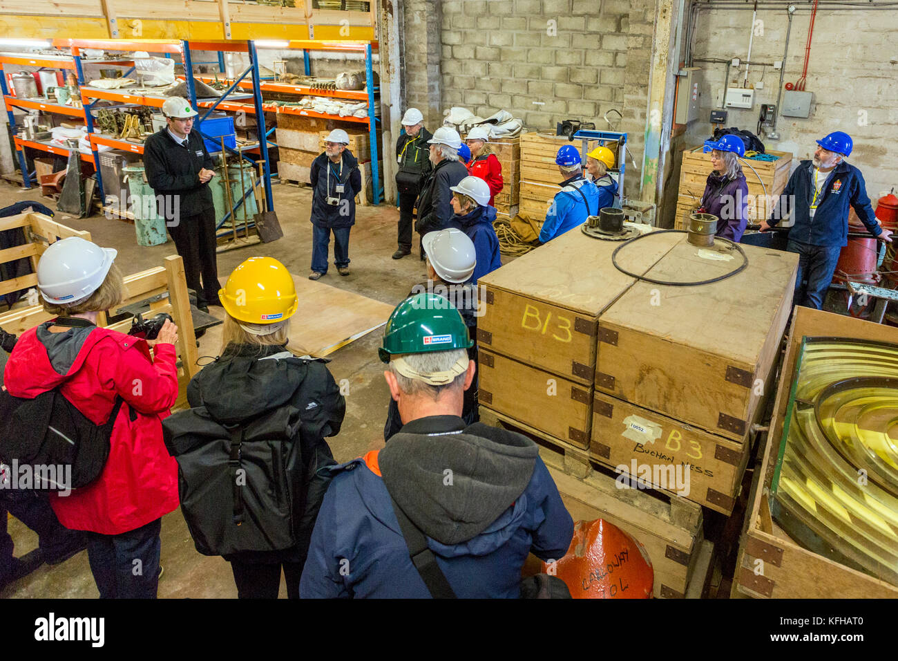 Un tour dei visitatori nel deposito del Museo di Scottish fari a Fraserburgh, Aberdeenshire, Scotland, Regno Unito Foto Stock