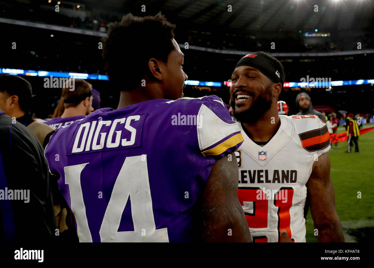 I Minnesota Vikings' Stefon Diggs (a sinistra) e Jamar Taylor (a destra) di Cleveland Browns alla fine della partita durante la partita della International Series NFL a Twickenham, Londra. Foto Stock