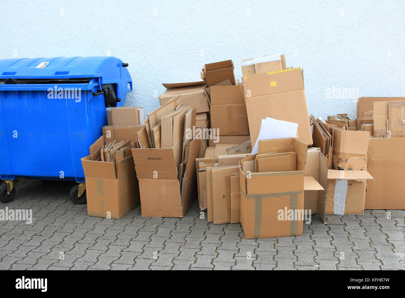 Altapier an der Straße bereitgestellt für die Altpapiersammlung Recycling Foto Stock