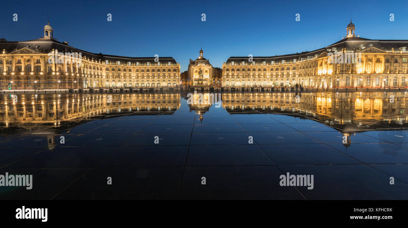 Specchio d'acqua, le Miroir d'eau, la più grande piscina riflettente del mondo di notte in Place de la Bourse, Bordeaux, Foto Stock