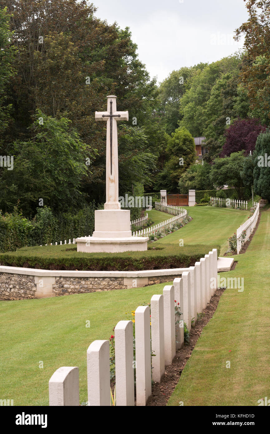 Righe di tombe e croce memoriale del sacrificio, cimitero militare, Saint Valery en Caux, in Normandia, Francia, Europa Foto Stock