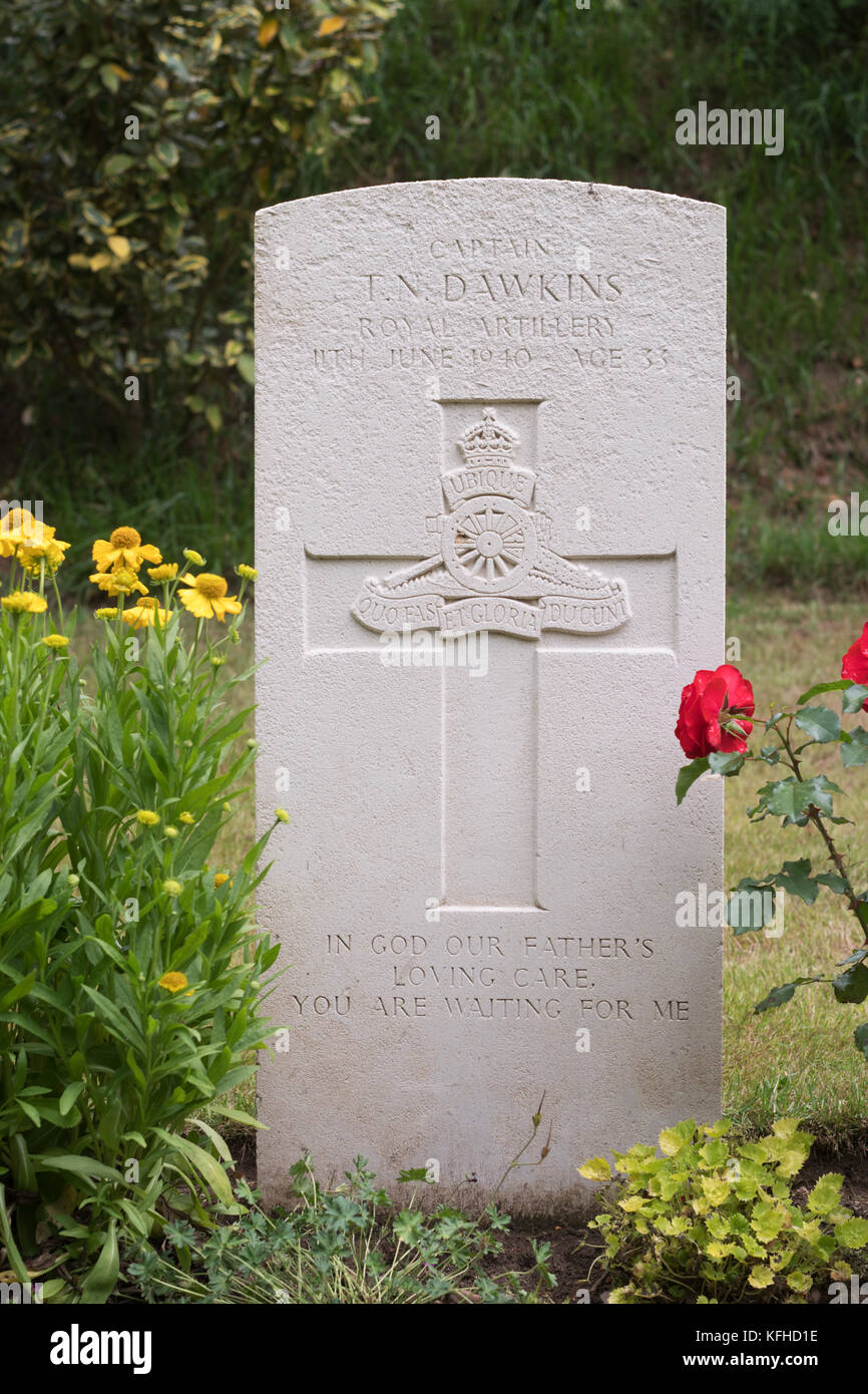 Tomba del capitano T. N. Dawkins, Royal Artillery, cimitero militare, Saint Valery en Caux, in Normandia, Francia, Europa Foto Stock