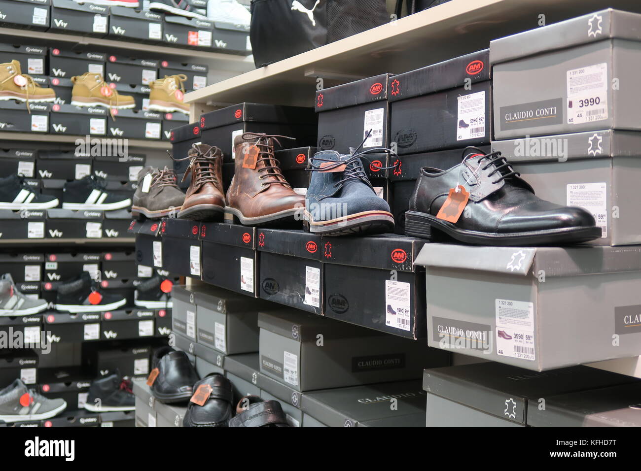 Gli uomini di scarpe in un negozio Foto Stock