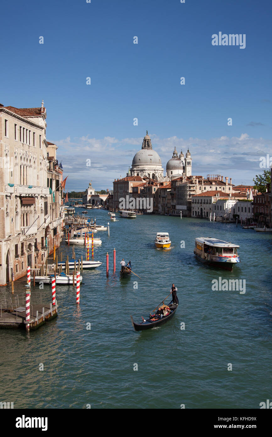 Città di Venezia Italia. una vista pittoresca del Canal Grande di Venezia con la basilica di santa maria della salute in background. Foto Stock