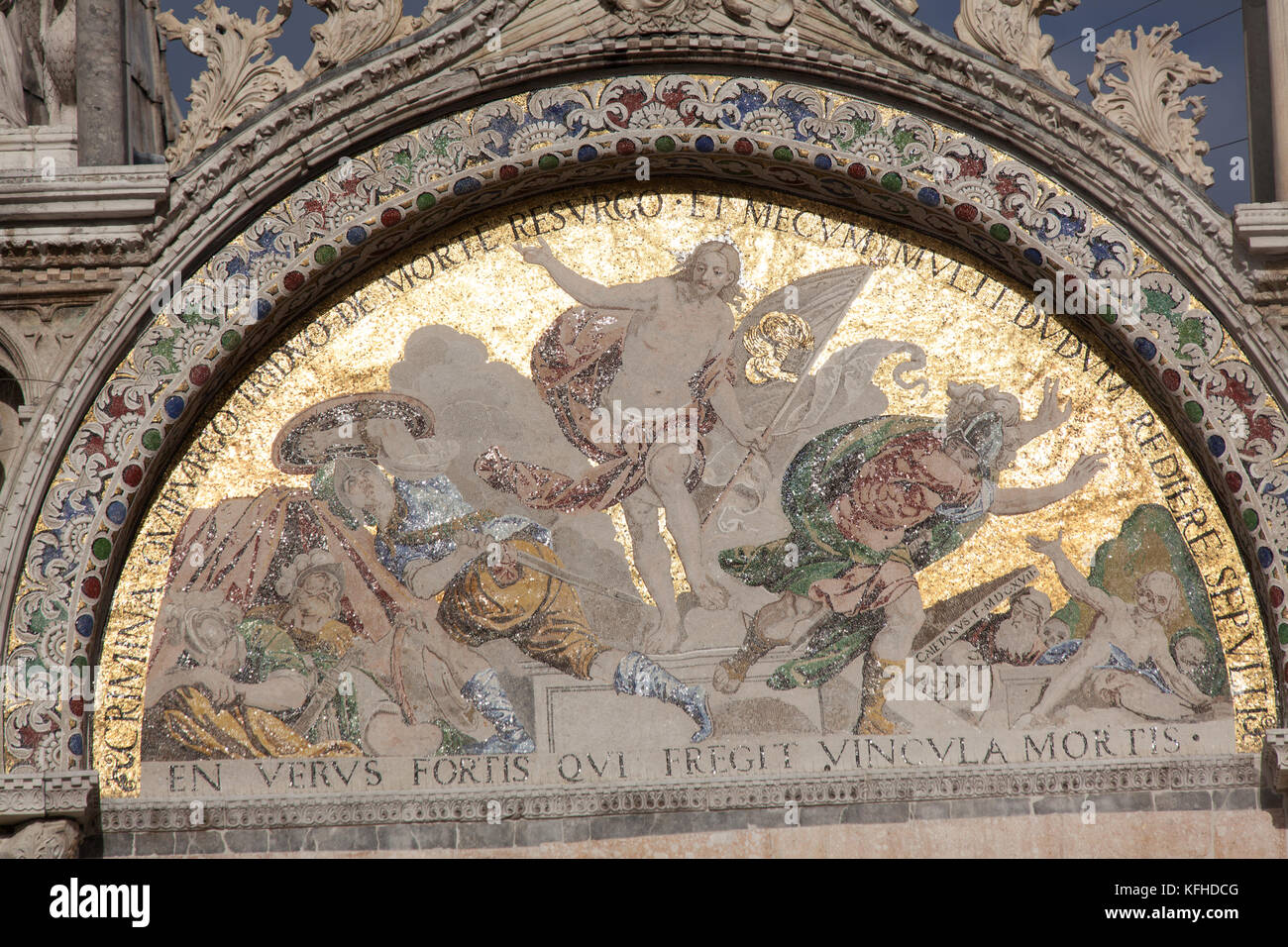 Città di Venezia Italia. un dipinto mosaico biblico, su livelli superiori dell'Esterno facciata occidentale, la basilica di San Marco. Foto Stock