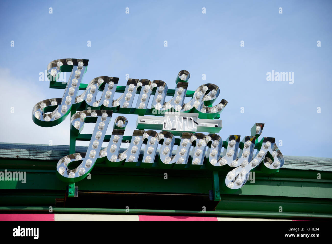 Jamie e Jimmy's cafe per catturare il programma tv Jamie & Jimmy's Food Fight Club con Jamie Oliver e Jimmy Doherty sul molo di Southend, Essex Foto Stock